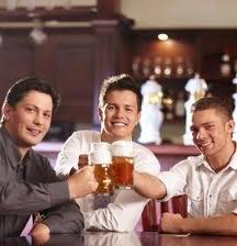 hommes boit bière