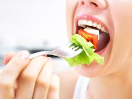 femme mange bouche ouverte
