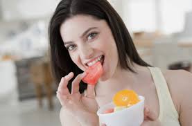 femme mange fruit