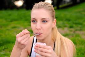 femme mange yaourt