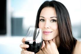 femme avec vin rouge