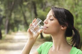 femme boit eau 2