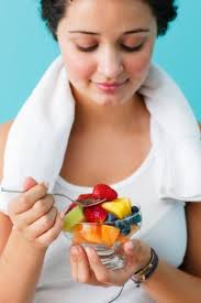femme qui mange fruits