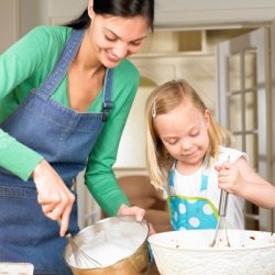 femme cuisine avec enfant