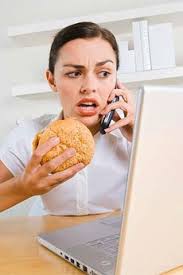 femme mange dans son bureau